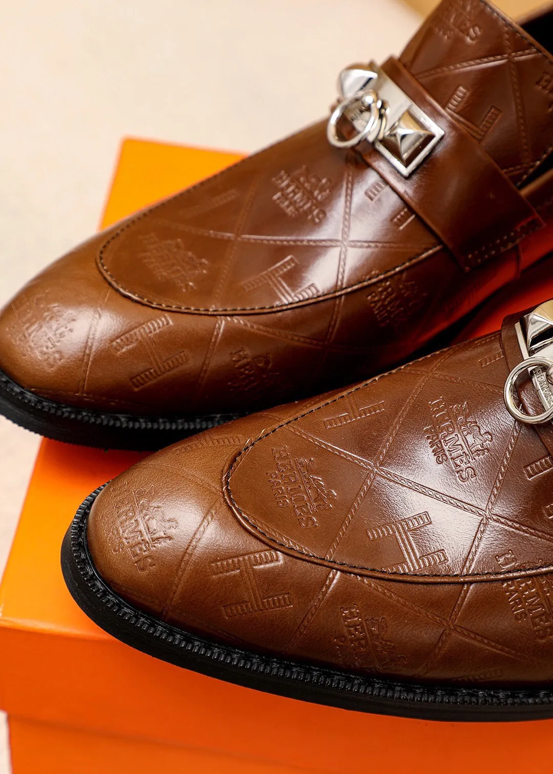 Men's shoes 💰480 💐 Product trademark: HERMES "Hermès" casual leather shoes Regular size: 38-44 (45🉑️customized) Product materials: Selected imported first-layer calfskin embossed upper + classic hardware buckle, imported water-dyed 🐂 cowhide lining. Strong three-dimensional visual effect, non-slip and wear-resistant combination outsole Color: 2⃣️colors available